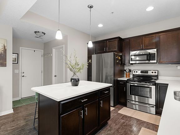 5th image of 3008 SE Glenstone Dr