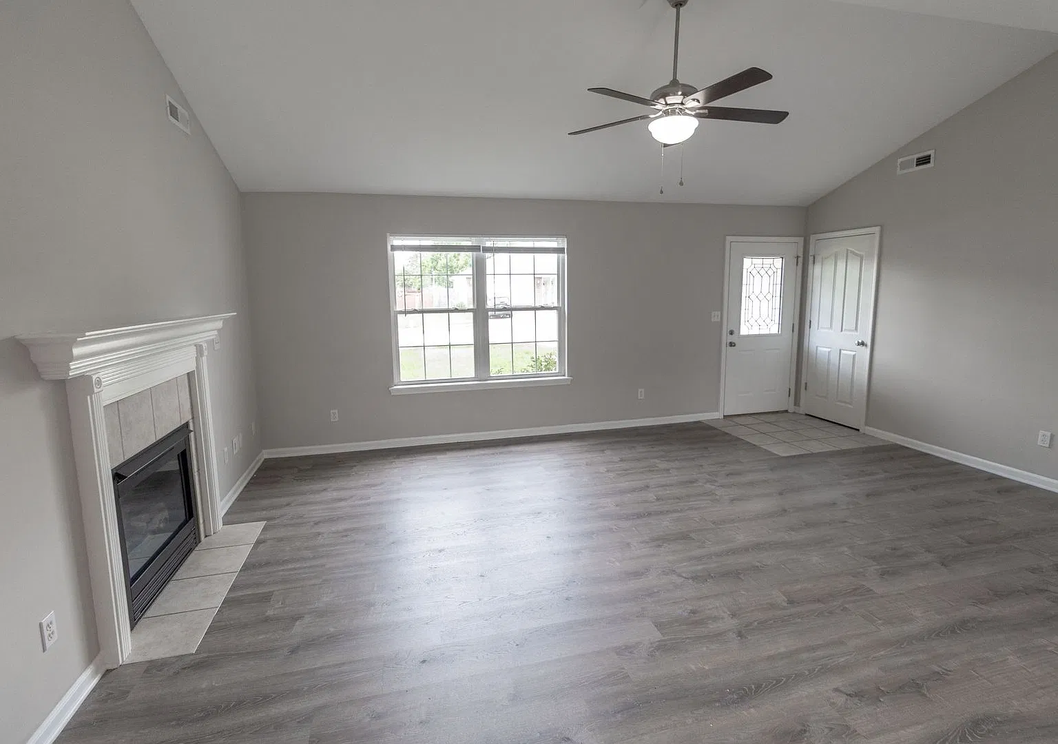 Beautiful 3 bedroom home with fenced yard — Photo 4