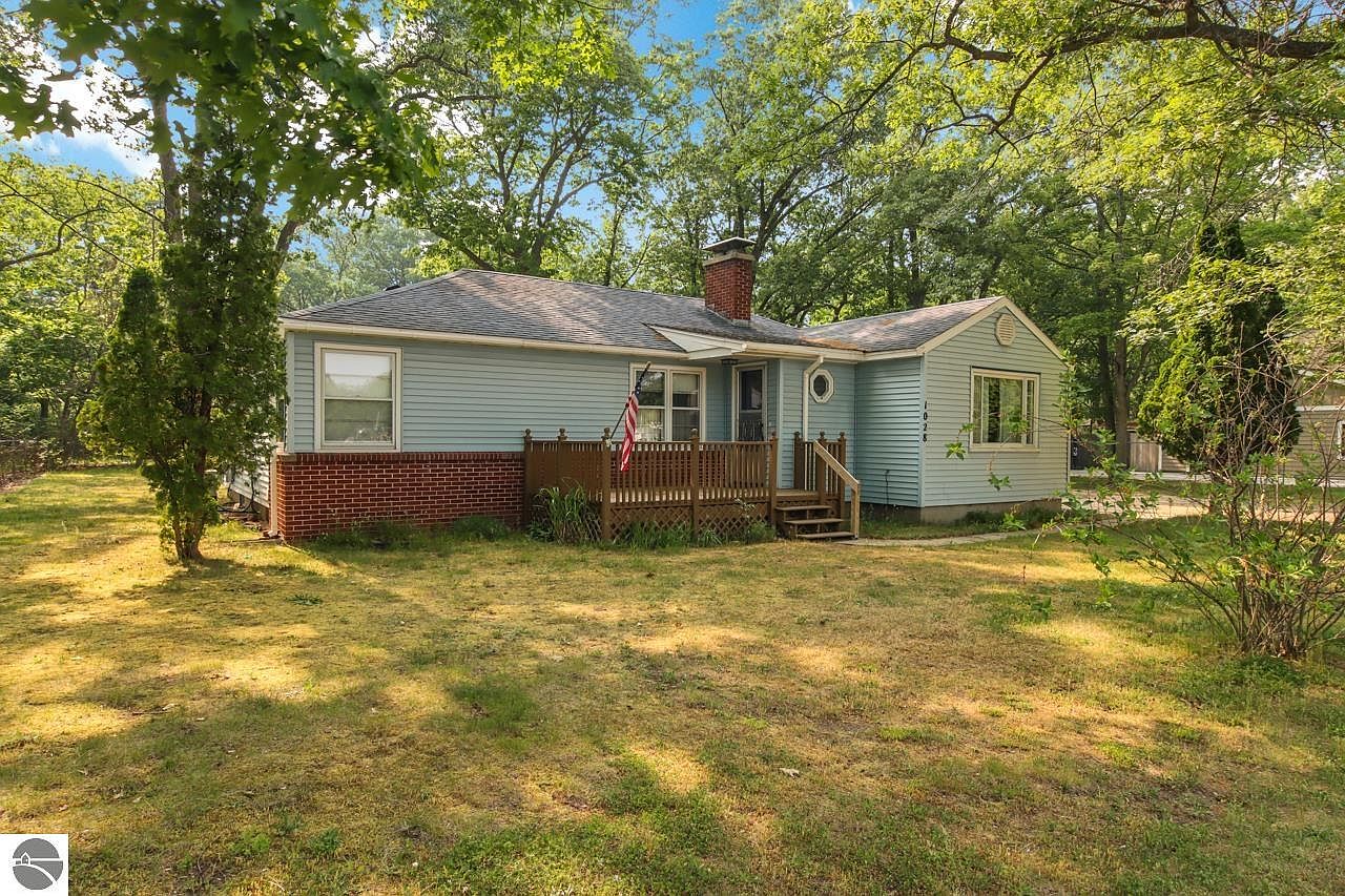 1028 Rose St, Traverse City, MI 49686 Zillow