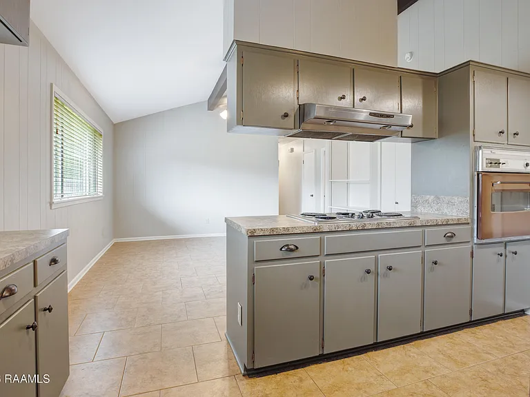 920 Marilyn Dr — Photo 5