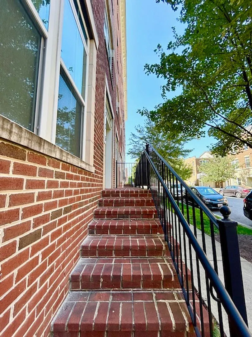 Large Townhome with Garage - Lovely Gaithersburg Living — Photo 4