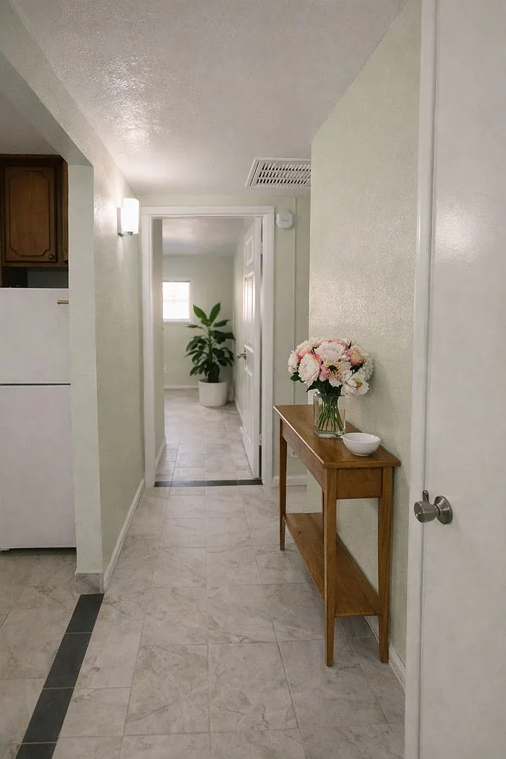 2325 E Shaw Ave — Photo 4