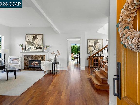 2nd image of 1086 Vista Pointe Cir