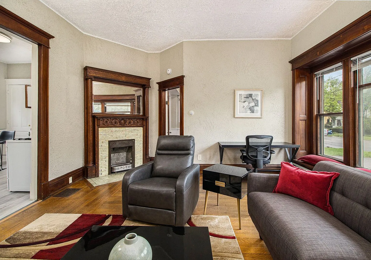 Beautifully Remodeled Furnished One Bedroom in Sloan with tons of windows and old world charm! — Photo 4