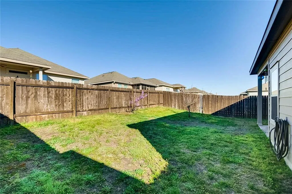 3 bed, 1752 sqft, $2,099 — Photo 3