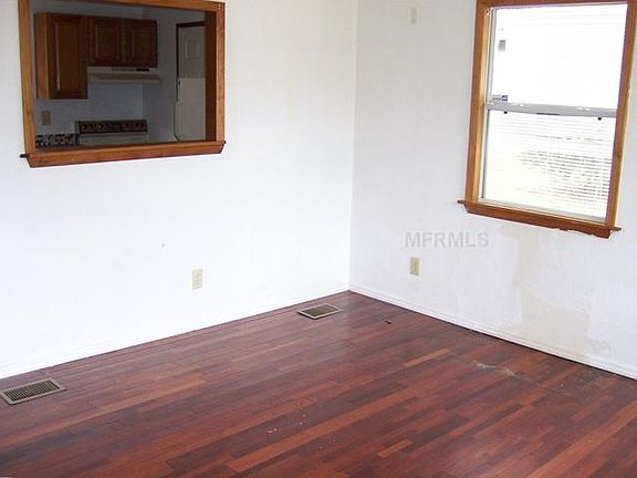 3rd image of 943 Pine St