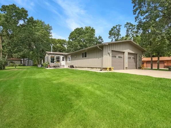 817 Oakwood Dr, Devils Lake, ND 58301