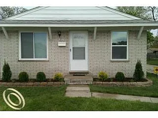 26114 Groveland St photo 1