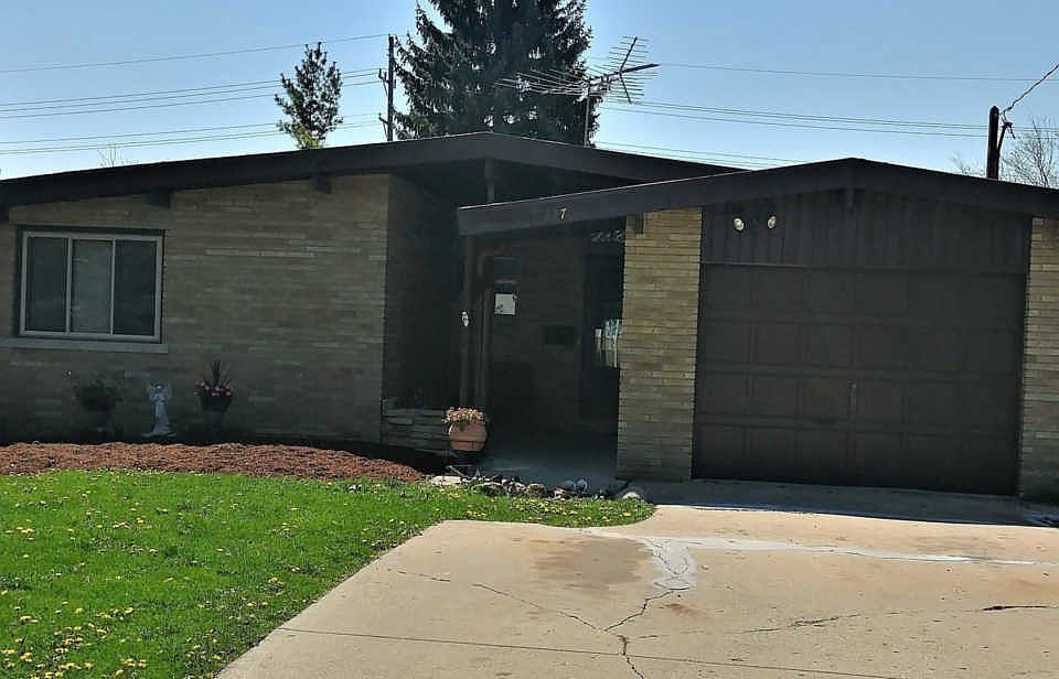 1st image of 827 S Golf Cul De Sac St