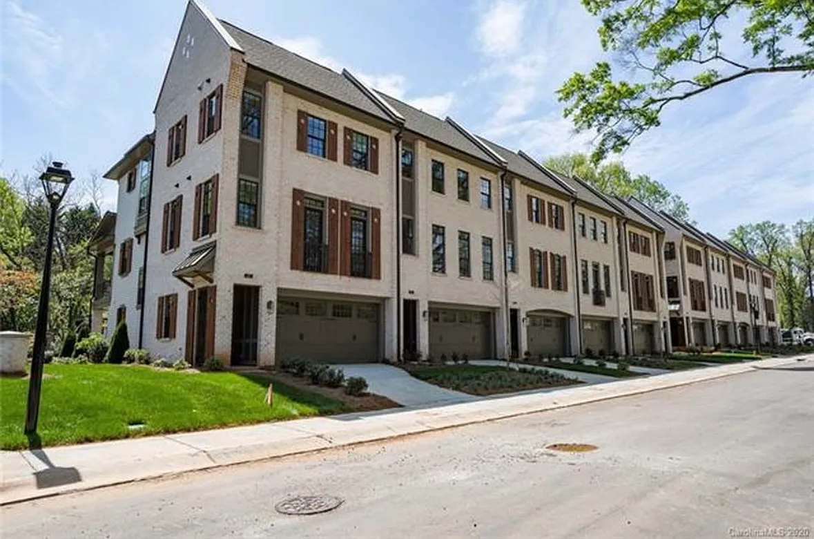 2820 Hillside Springs Dr — Photo 2