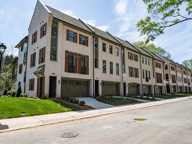 2820 Hillside Springs Dr — Photo 2