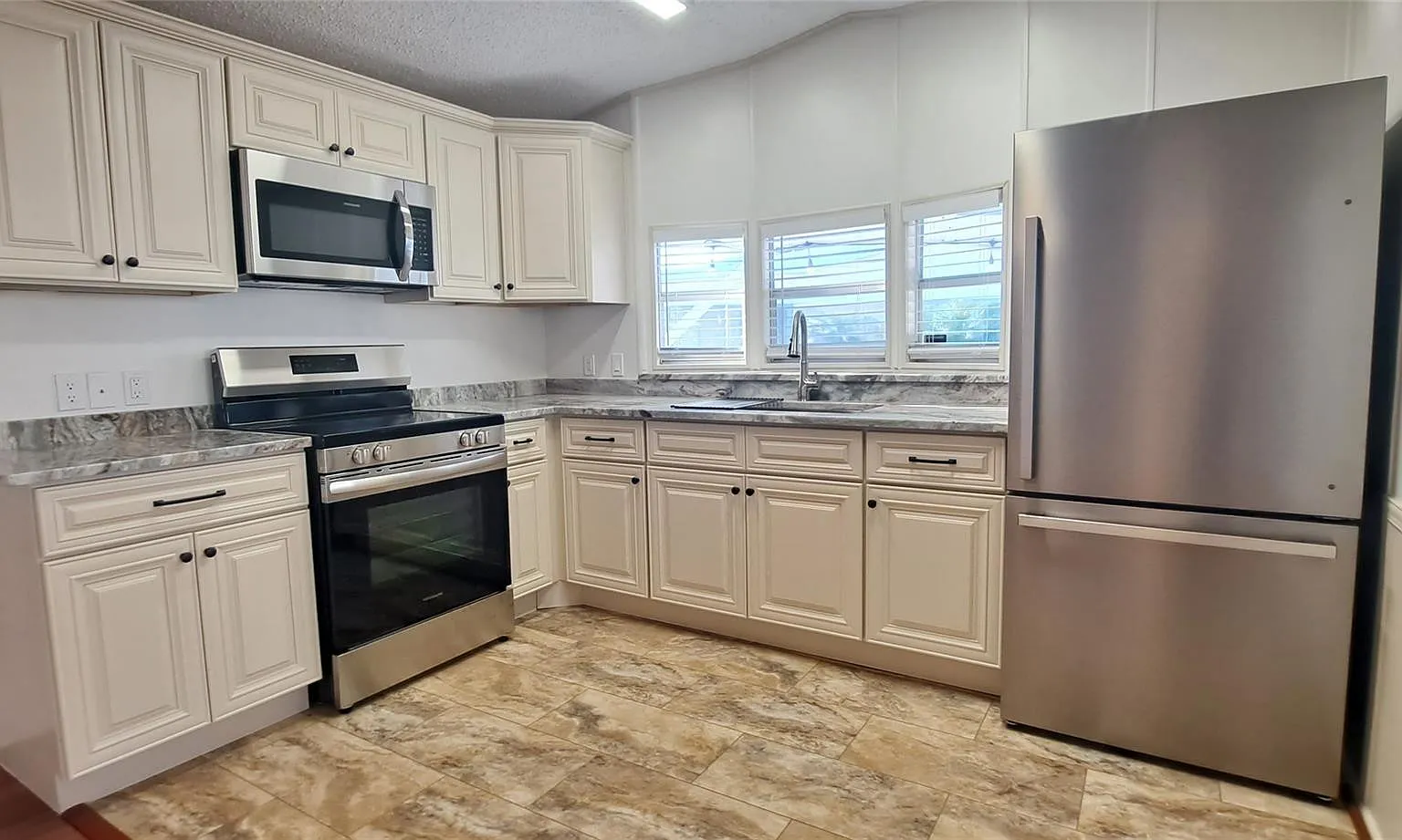 2 bed, 1.0 bath, 835 sqft, $1,400 — Photo 3