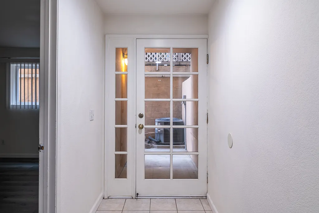 4 bed, 3.5 bath, 2200 sqft, $4,800 — Photo 2