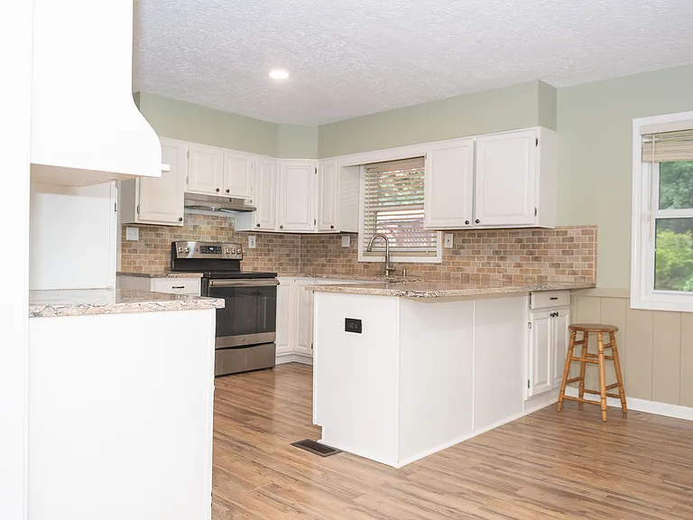 2945 Harcourt Dr — Photo 9