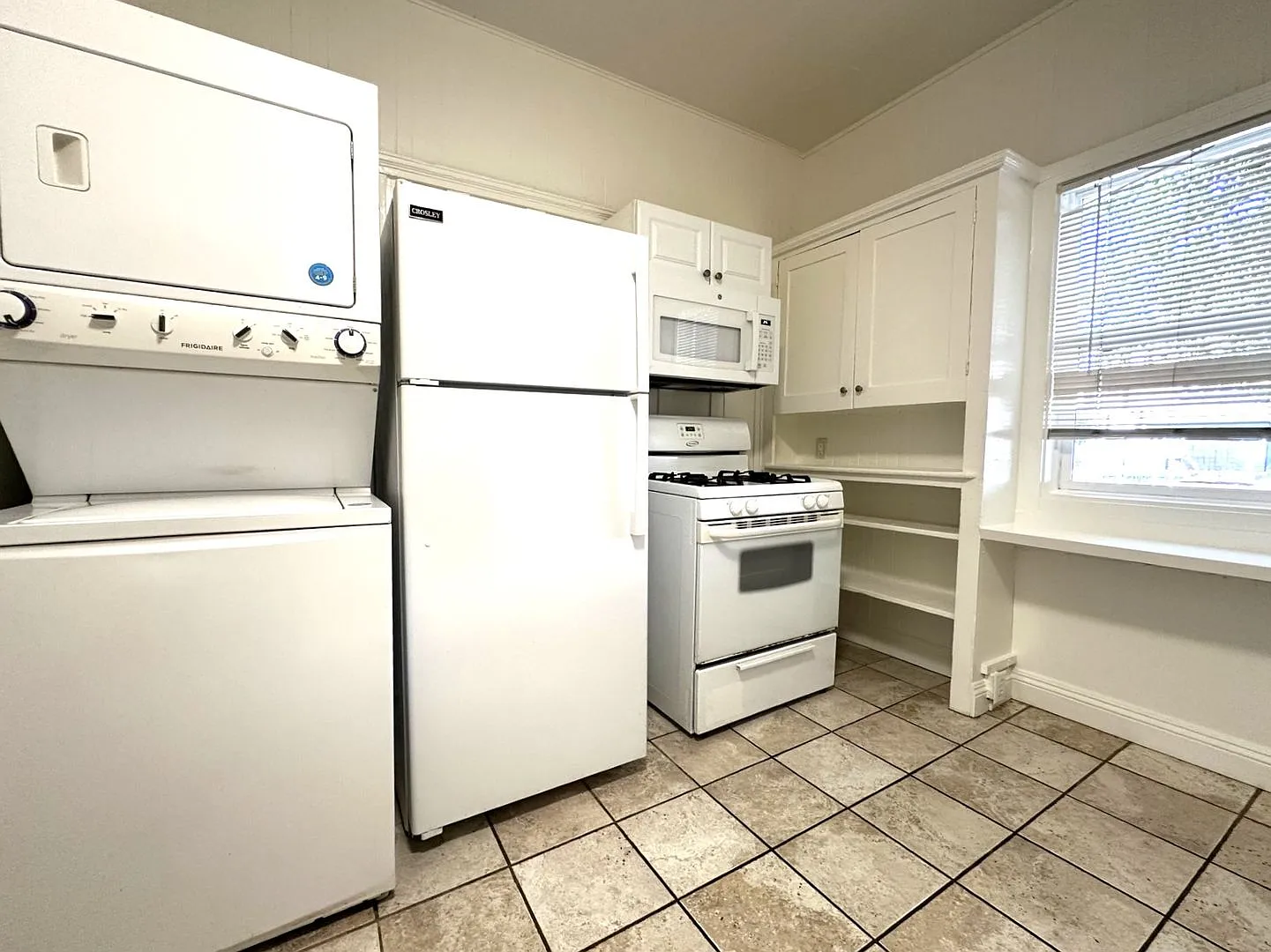 Hillcrest 2bd+Loft Duplex with W/D in Unit, Parking, and Private Yard/Patio — Photo 4