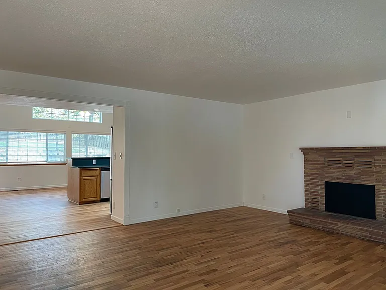 517 Eastwood Dr — Photo 4