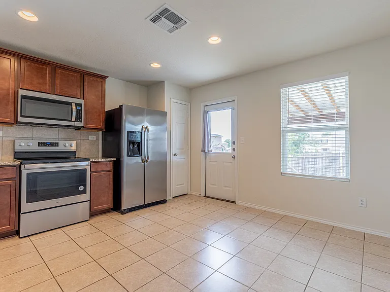 10203 Reyes Hts — Photo 7