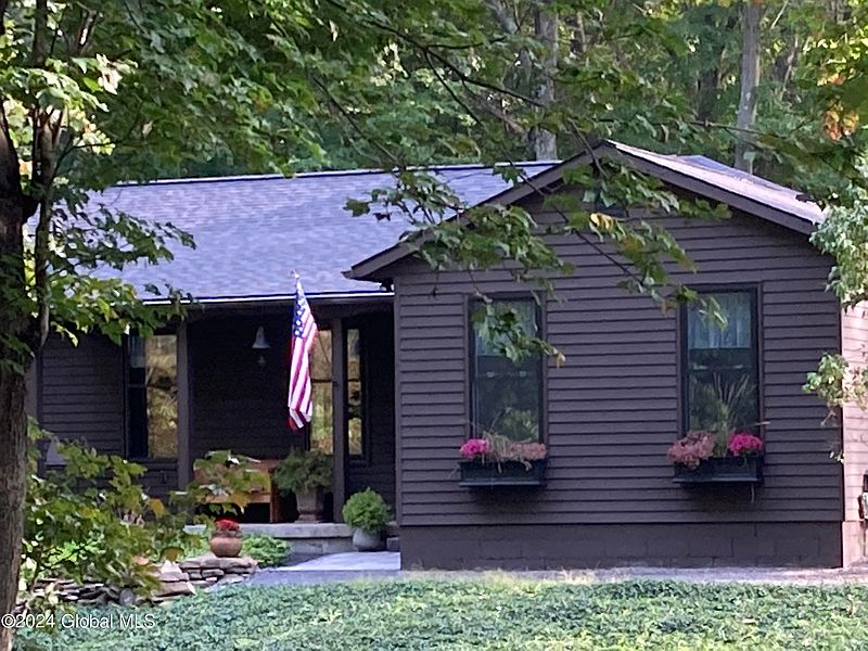 2nd image of 546 Altamont Rd