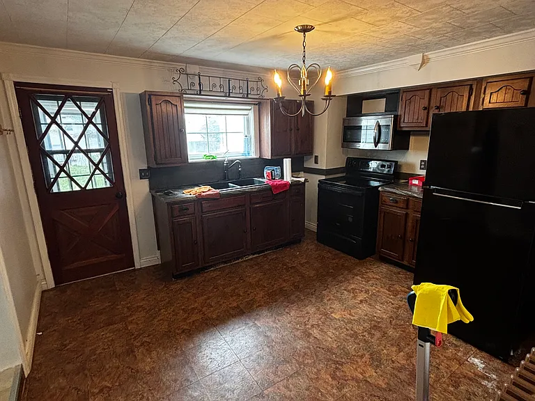 955 Pine St — Photo 3