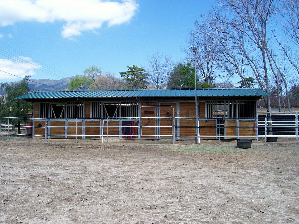 NorthCoast Four Stall Shedrow Modular Barn-1 stall is enclosed tackroom