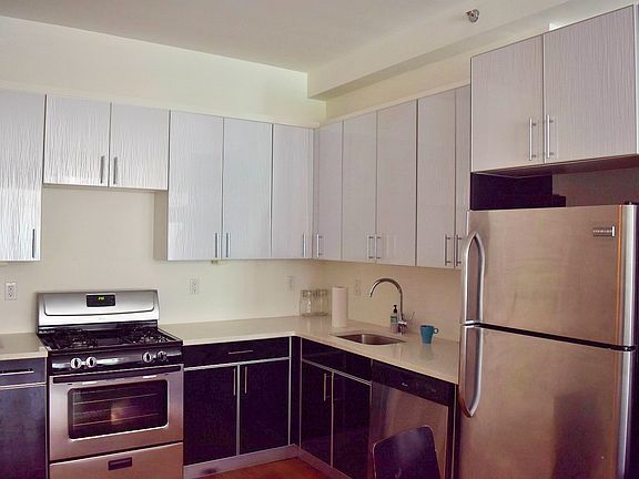 4th image of 91 Varet St #2