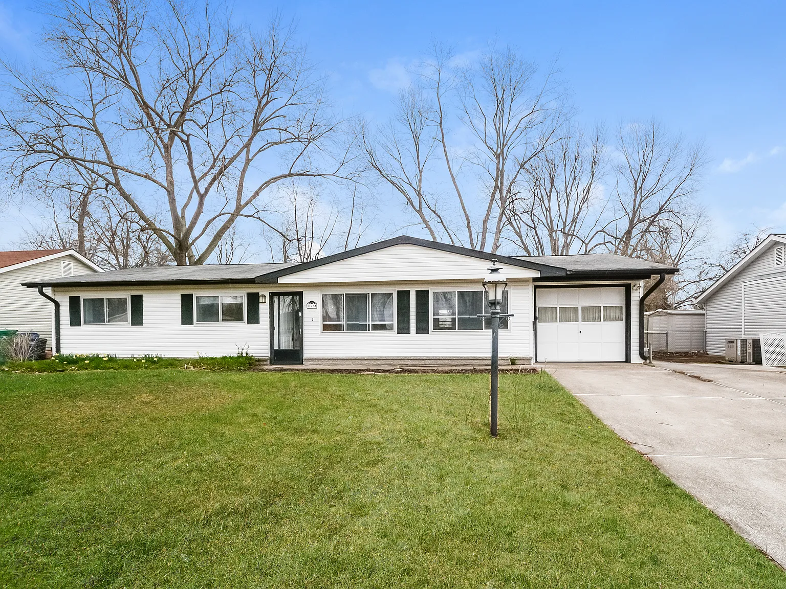 3 bed, 2.0 bath, 1288 sqft, $1,705 — Photo 1