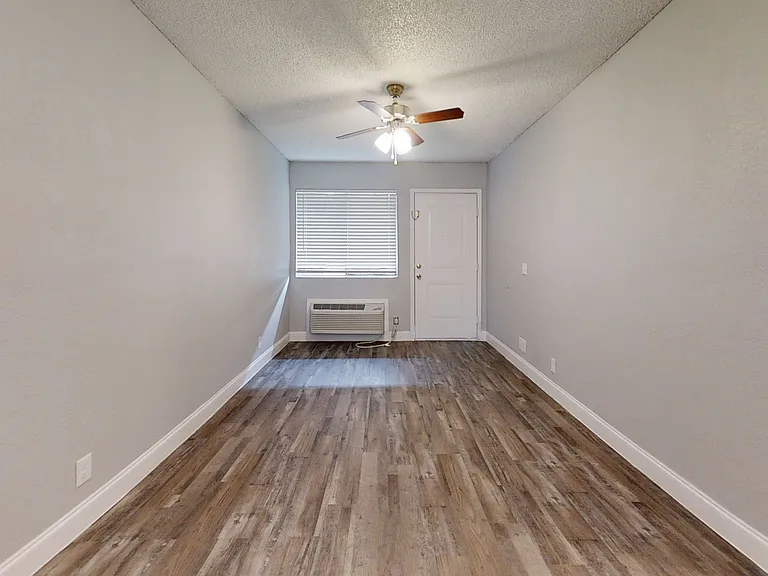 St. Charles Place Apartments — Photo 23