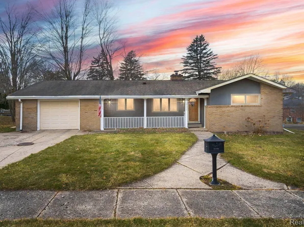 932 E Scott St, Grand Ledge, MI 48837