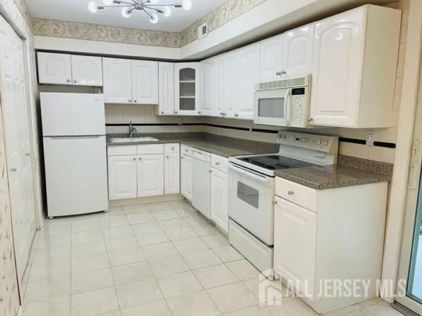 8 Indiana Ct APT D, Matawan, NJ 07747