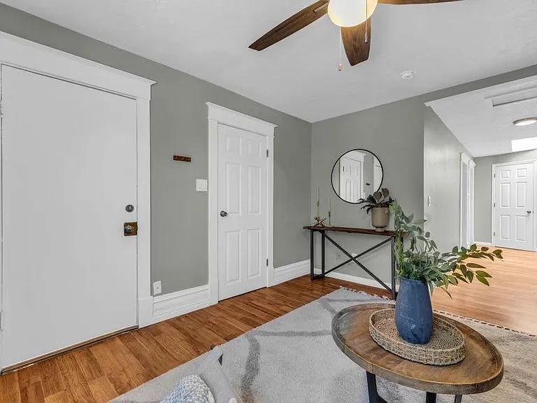 410 E Van Ness Pl — Photo 3