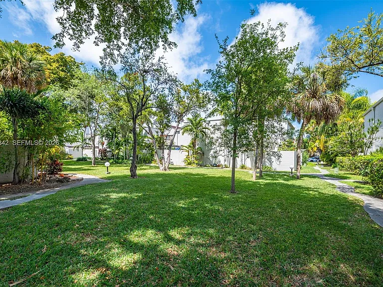 4702 SW 67th Ave #O7 — Photo 32