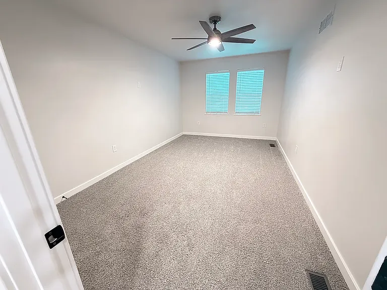2027 Agnes Ave — Photo 17