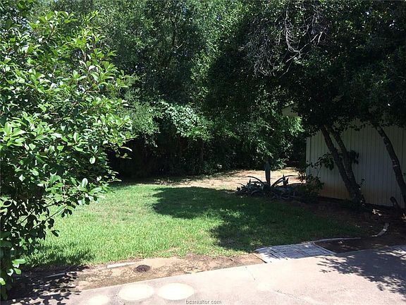 3rd image of 2205 Quail Hollow Dr