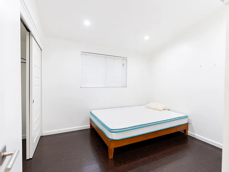 20851 Burbank Blvd — Photo 11