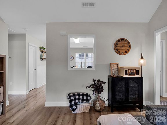 3rd image of 2979 Greenleaf Rd