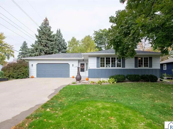2208 Marwood Dr, Mankato, MN 56001