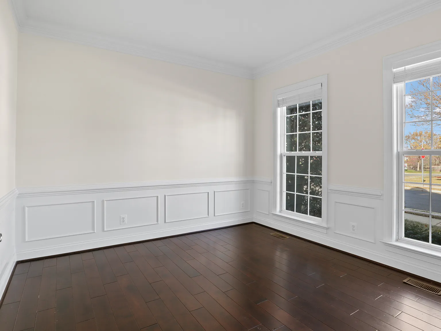 5 bed, 4.5 bath, 4375 sqft, $4,450 — Photo 3