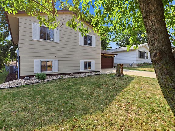 3rd image of 1004 S Clover Ave