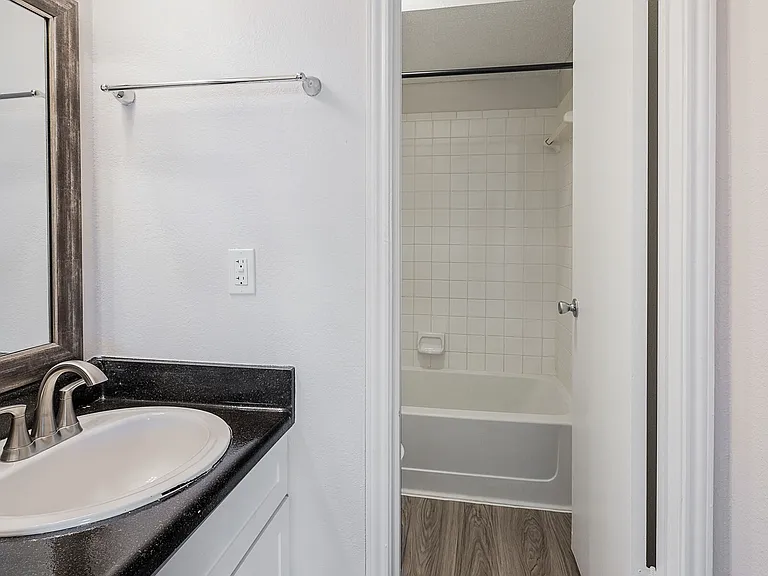 Chesapeake Apartments — Photo 27