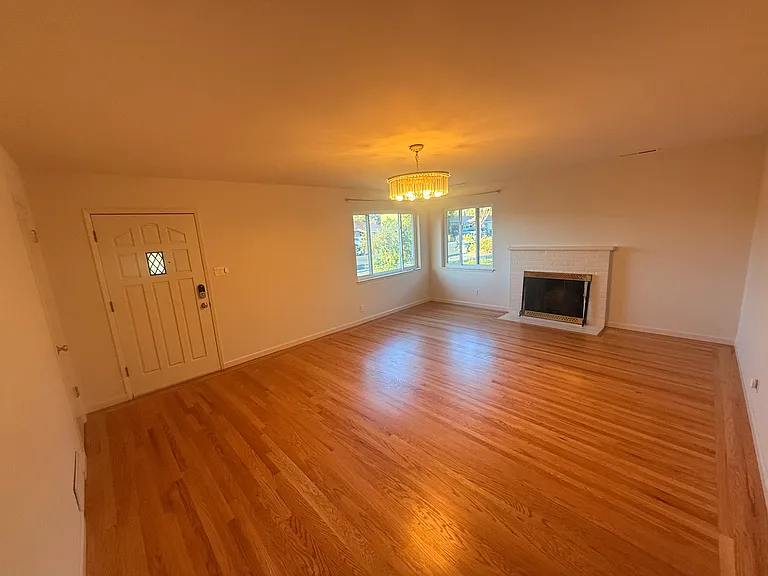 212 E Hemlock Ave — Photo 2