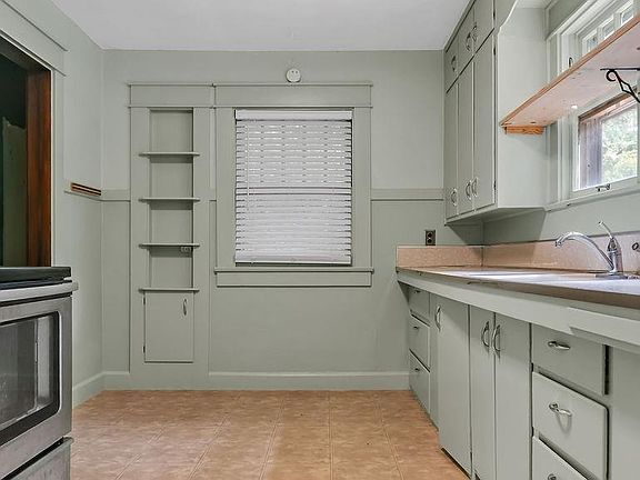 4th image of 810 N Walnut St