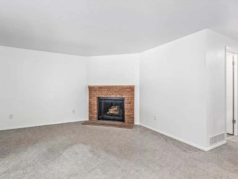 2302 W Canal St — Photo 12