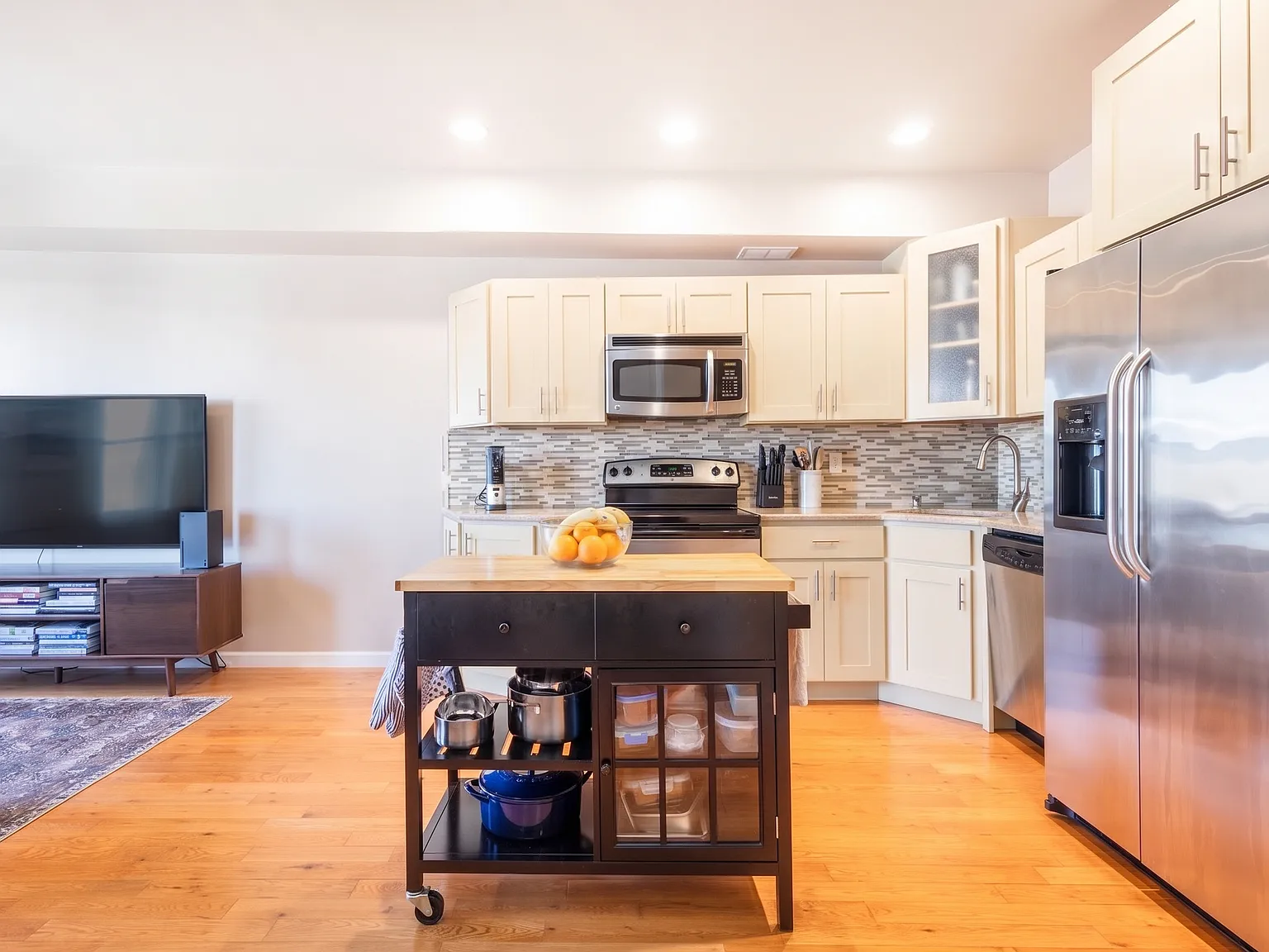 1 bed, 696 sqft, $2,300 — Photo 3
