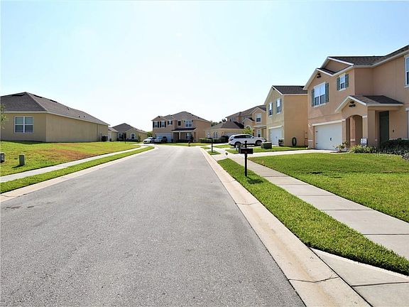 3rd image of 815 Sheen Cir