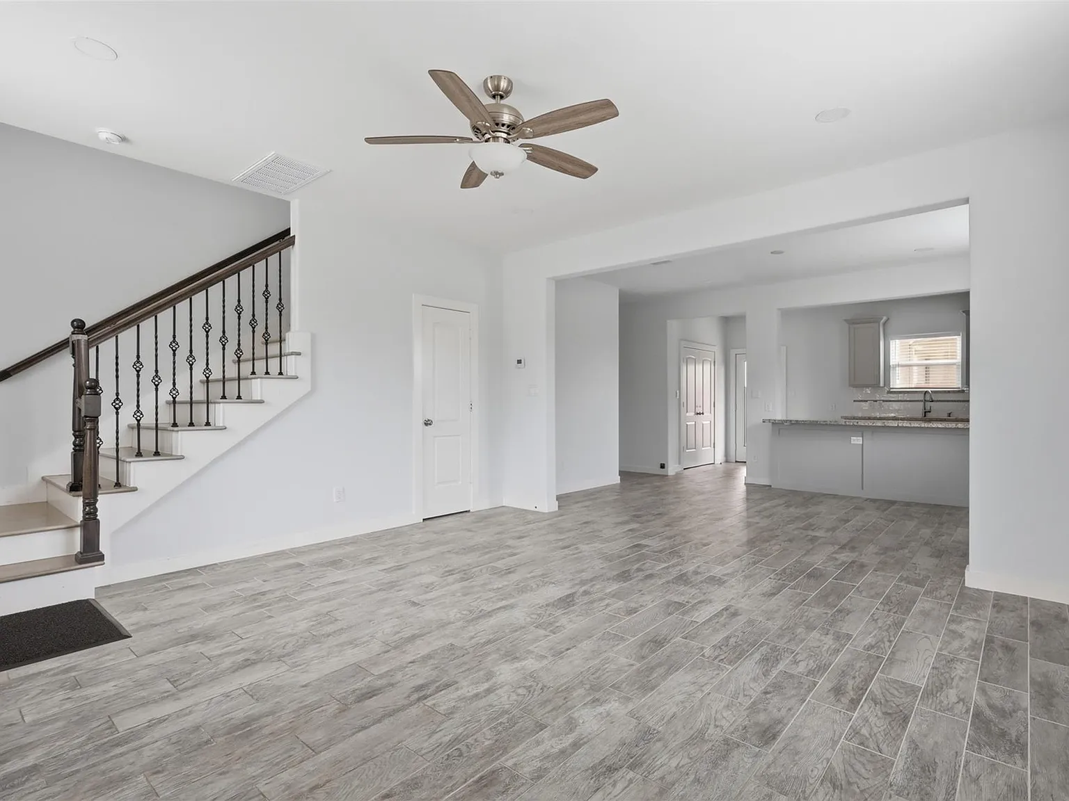 2 bed, 2.5 bath, 2960 sqft, $1,850 — Photo 4