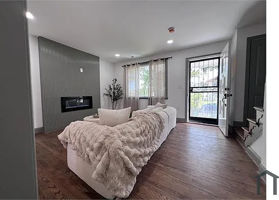 4 bed, $2,875 — Photo 3