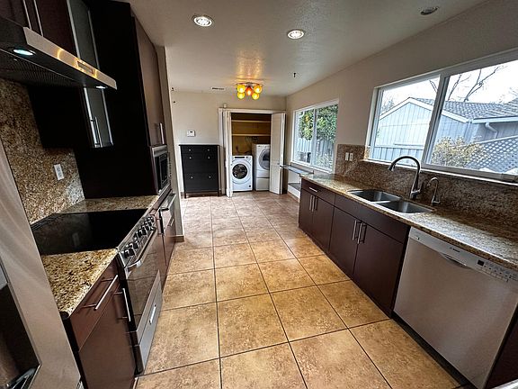 5th image of 2376 Lincoln Village Dr