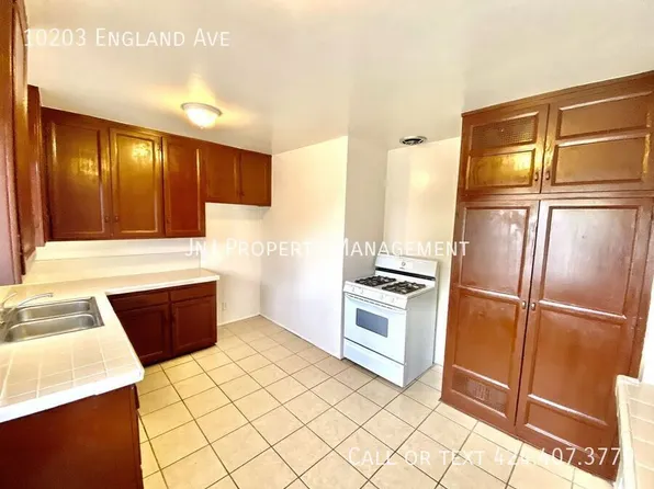 10203 England Ave, Inglewood, CA 90303