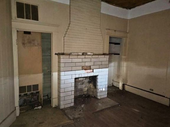 5th image of 210 Clinton St