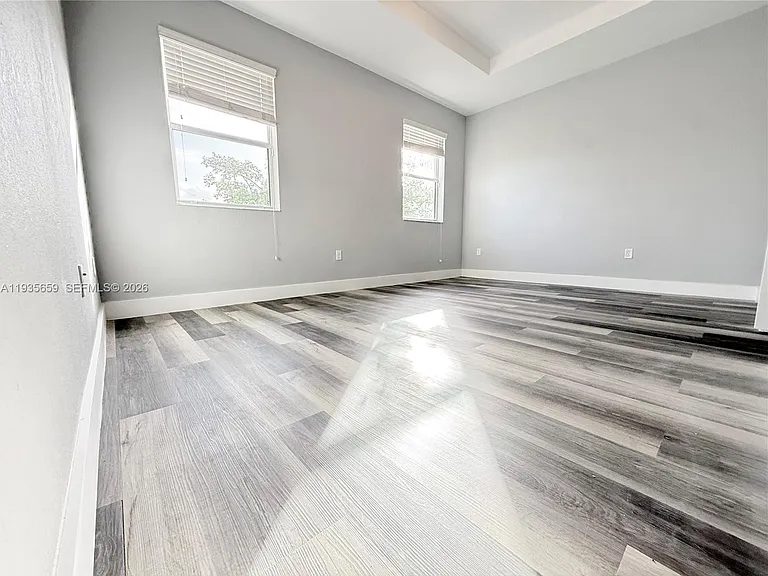 134 SE 28th Ter #5 — Photo 9